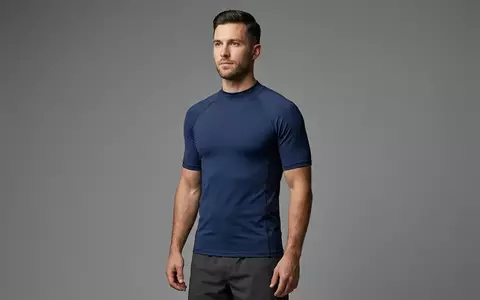 Fotorealistische Studioaufnahme von Kurzarm-Rashguard zum Thema Kanu Surf Herren Rashguard, klare Lichtfuehrung - Foto: THN