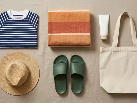 Flatlay-Arrangement rund um Kurzarm-Rashguard zum Thema Kanu Surf Herren Rashguard, weiches Oberlicht - Foto: THN