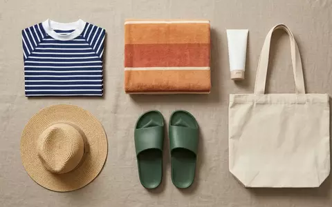 Flatlay-Arrangement rund um Kurzarm-Rashguard zum Thema Kanu Surf Herren Rashguard, weiches Oberlicht - Foto: THN
