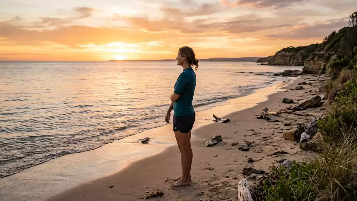 Fotorealistische Ansicht von Kurzarm-Rashguard am Strand in warmem Abendlicht, neutral