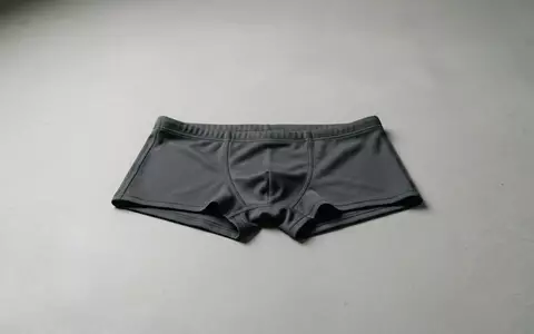 Fotorealistische Studioaufnahme von Badehose zum Thema Taddlee Herren Schwimmhose Bikini, klare Lichtfuehrung - Foto: THN