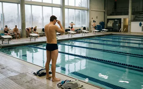 Fotorealistische Aufnahme von Badehose im Hallenbad zum Thema Taddlee Herren Schwimmhose Bikini, natuerliches Licht - Foto: THN