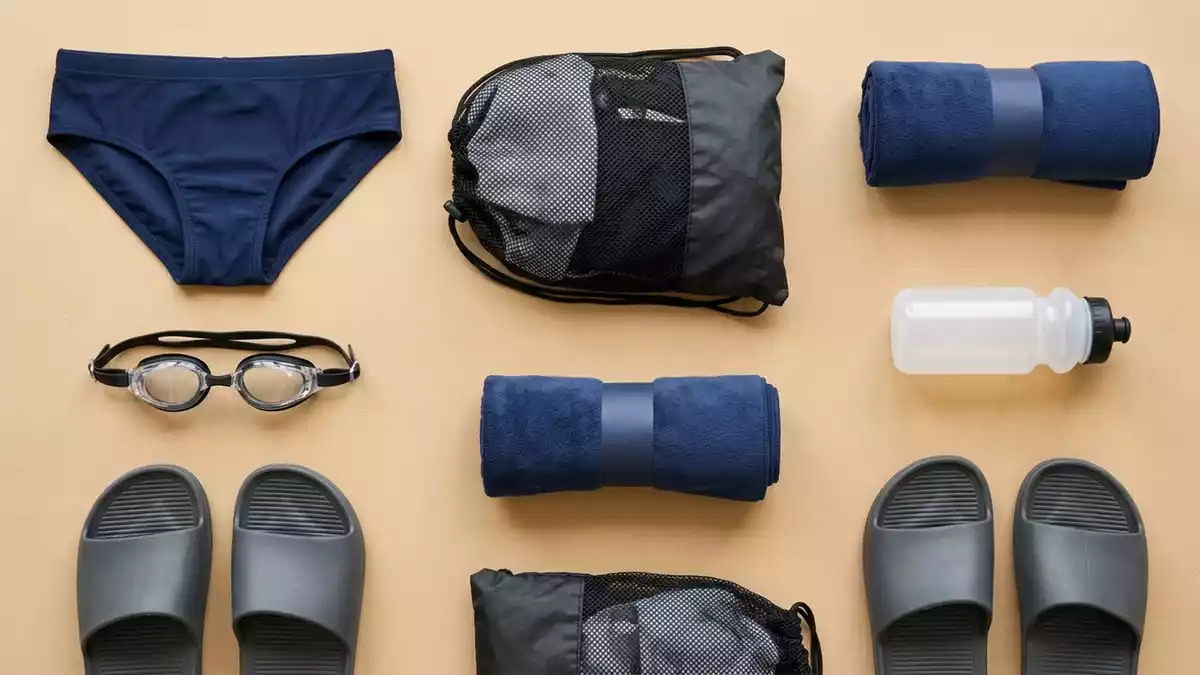 Flatlay-Arrangement rund um Badehose mit passenden Requisiten von oben, neutral