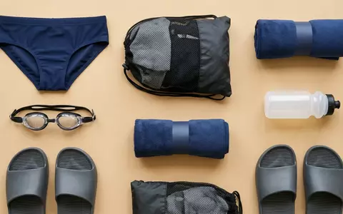 Flatlay-Arrangement rund um Badehose zum Thema Taddlee Herren Schwimmhose Bikini, weiches Oberlicht - Foto: THN