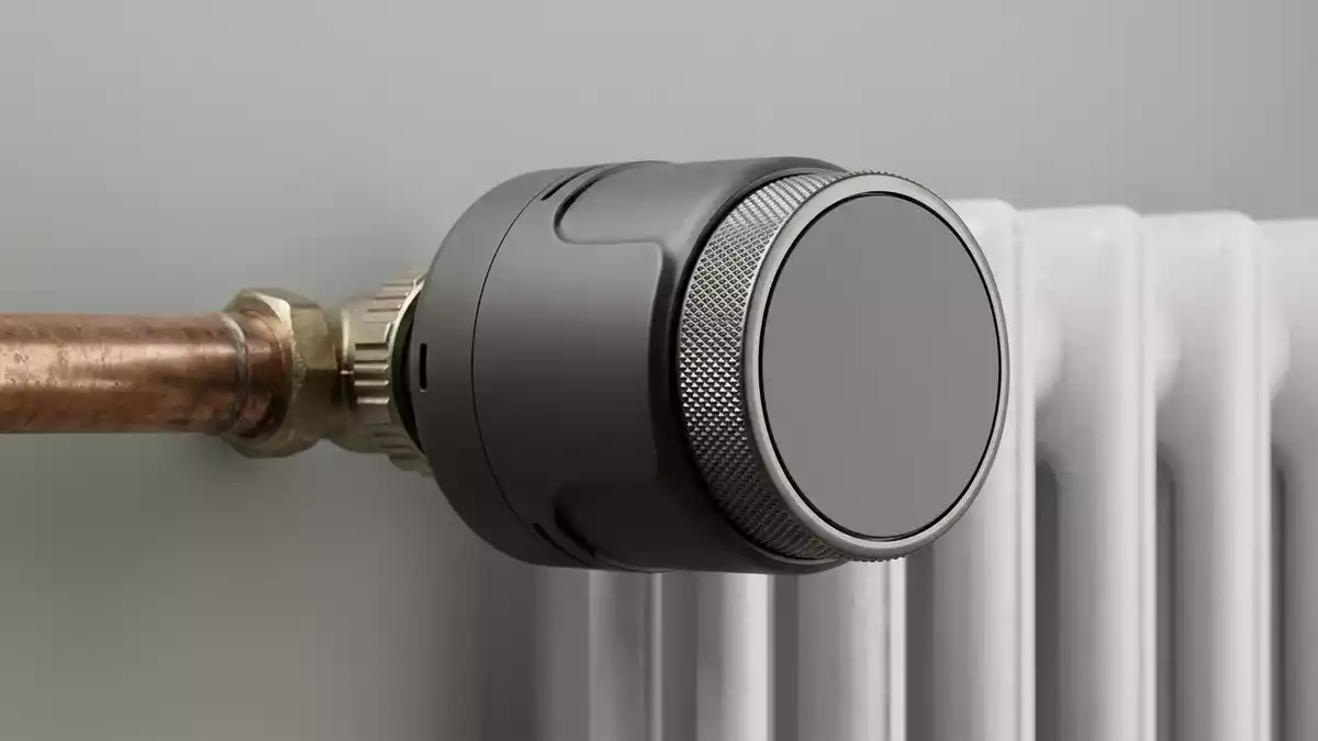 Fotorealistische Studioansicht von Heizkoerperthermostat in neutraler Produktdarstellung