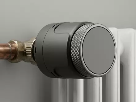 Fotorealistische Studioaufnahme von Heizkoerperthermostat zum Thema tado Smartes Heizkörperthermostat X, klare Lichtfuehrung - Foto: THN