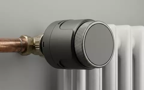 Fotorealistische Studioaufnahme von Heizkoerperthermostat zum Thema tado Smartes Heizkörperthermostat X, klare Lichtfuehrung - Foto: THN