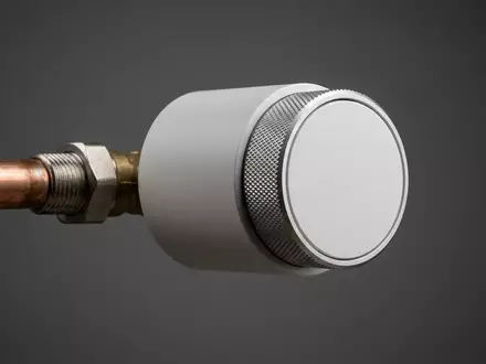 Fotorealistische Studioaufnahme von Heizkoerperthermostat zum Thema tado Zusätzliches Smartes Heizkörperthermostat, klare Lichtfuehrung - Foto: THN