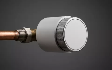 Fotorealistische Studioaufnahme von Heizkoerperthermostat zum Thema tado Zusätzliches Smartes Heizkörperthermostat, klare Lichtfuehrung - Foto: THN