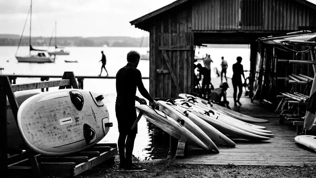 Schwarzweiss-Reportagebild mit Windsurfboard in dokumentarischer Arbeitsumgebung