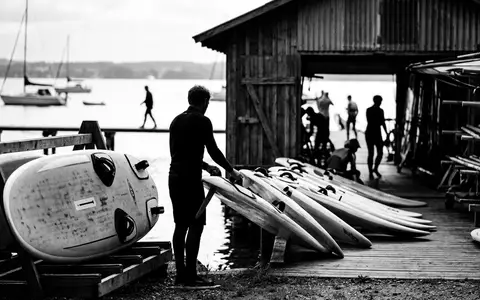 Schwarzweiss-Reportage mit Windsurfboard zum Thema Tabou Rocket 145 LTD, hoher Kontrast, sachlich dargestellt - Foto: THN
