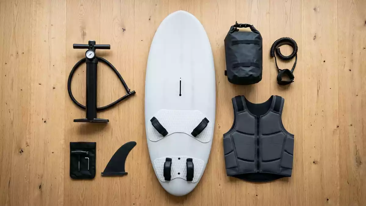 Flatlay-Arrangement rund um Windsurfboard mit passenden Requisiten von oben, neutral