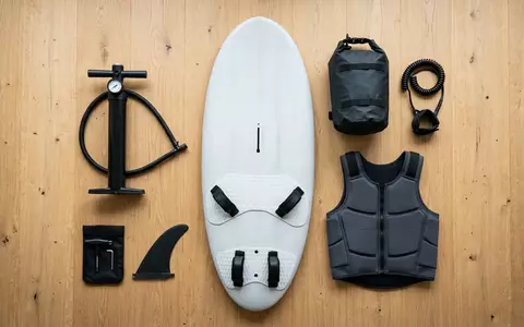 Flatlay-Arrangement rund um Windsurfboard zum Thema Tabou Rocket 145 LTD, weiches Oberlicht - Foto: THN