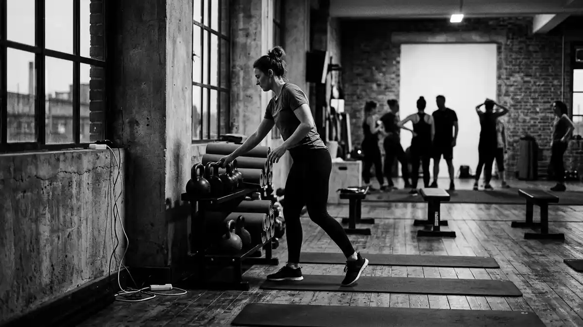Schwarzweiss-Reportagebild mit Sporttights in dokumentarischer Arbeitsumgebung