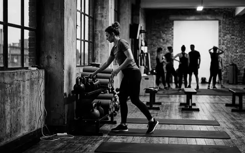 Schwarzweiss-Reportage mit Sporttights zum Thema Nike Pro Compression Tights, hoher Kontrast, sachlich dargestellt - Foto: THN