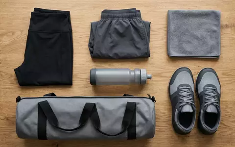 Flatlay-Arrangement rund um Sporttights zum Thema Nike Pro Compression Tights, weiches Oberlicht - Foto: THN