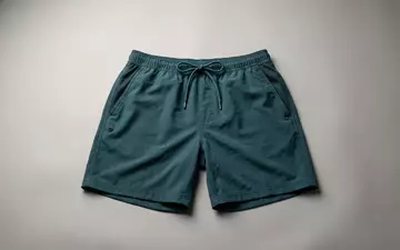 Fotorealistische Studioaufnahme von Badeshorts zum Thema Nike Herren Volley Badeshorts, klare Lichtfuehrung - Foto: THN