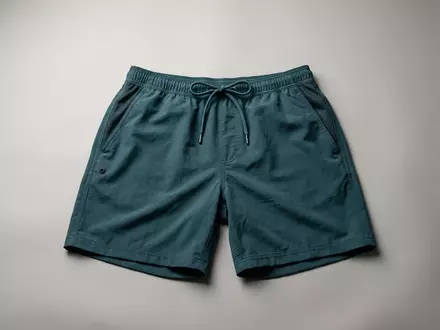 Fotorealistische Studioaufnahme von Badeshorts zum Thema Nike Herren Volley Badeshorts, klare Lichtfuehrung - Foto: THN