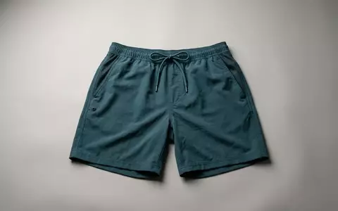 Fotorealistische Studioaufnahme von Badeshorts zum Thema Nike Herren Volley Badeshorts, klare Lichtfuehrung - Foto: THN