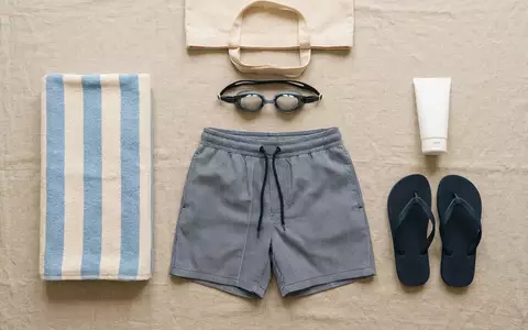 Flatlay-Arrangement rund um Badeshorts zum Thema Nike Herren Volley Badeshorts, weiches Oberlicht - Foto: THN