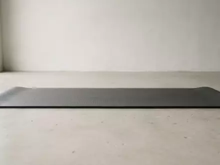 Fotorealistische Studioaufnahme von Yogamatte zum Thema Nike Reversible Yoga Mat, klare Lichtfuehrung - Foto: THN