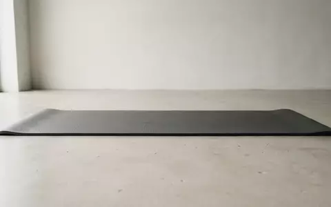 Fotorealistische Studioaufnahme von Yogamatte zum Thema Nike Reversible Yoga Mat, klare Lichtfuehrung - Foto: THN