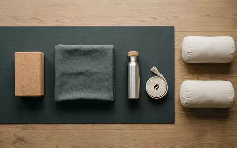 Flatlay-Arrangement rund um Yogamatte zum Thema Nike Reversible Yoga Mat, weiches Oberlicht - Foto: THN
