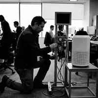 Schwarzweiss-Reportage mit Luftreiniger zum Thema Philips 800 Series AC0820, hoher Kontrast, sachlich dargestellt - Foto: THN