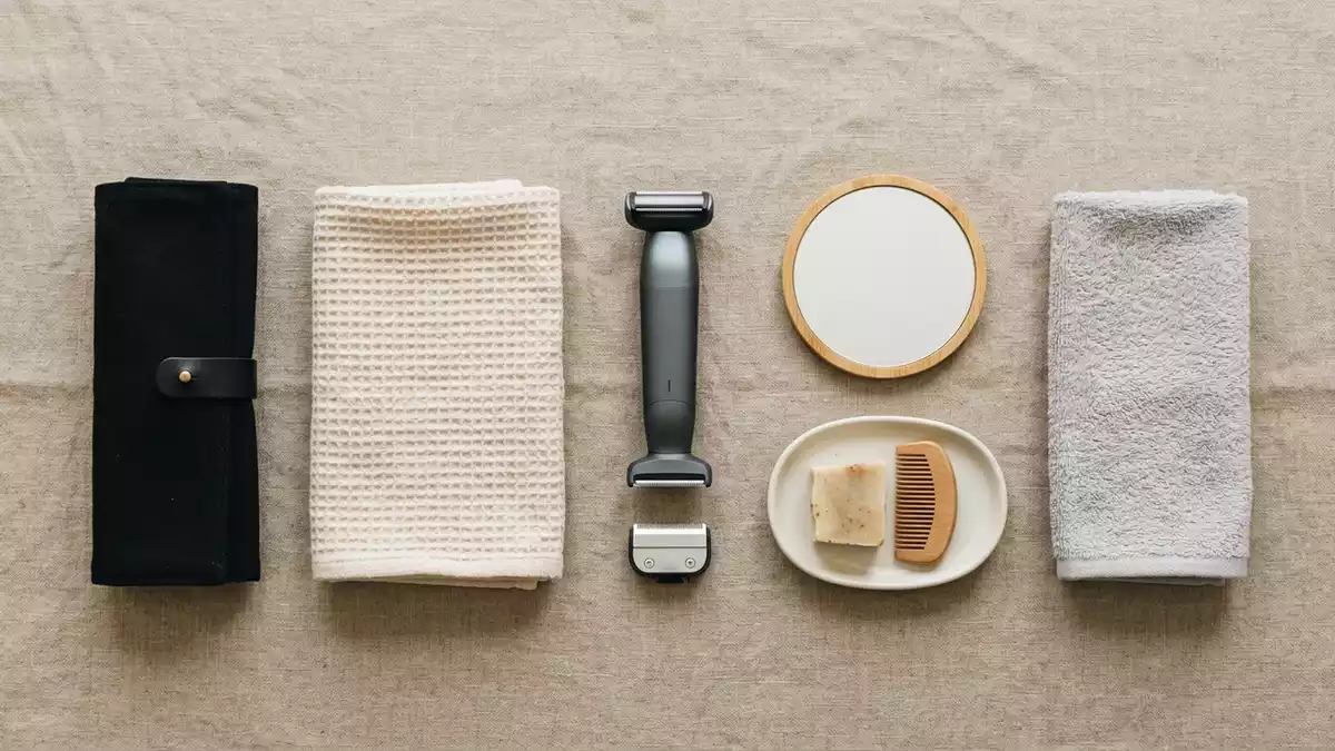 Flatlay-Arrangement rund um Koerperrasierer mit passenden Requisiten von oben, neutral
