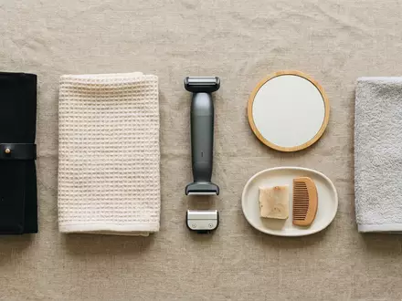 Flatlay-Arrangement rund um Koerperrasierer zum Thema Philips OneBlade Hybrid QP2730, weiches Oberlicht - Foto: THN