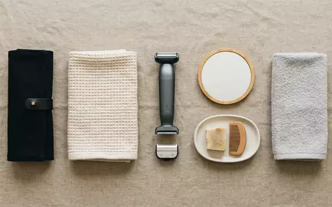 Flatlay-Arrangement rund um Koerperrasierer zum Thema Philips OneBlade Hybrid QP2730, weiches Oberlicht - Foto: THN