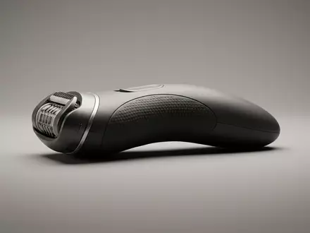 Fotorealistische Studioaufnahme von Epilierer zum Thema Philips BRE740 Satinelle Prestige, klare Lichtfuehrung - Foto: THN