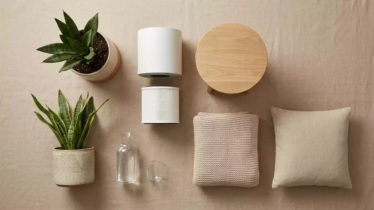 Flatlay-Arrangement rund um Luftreiniger mit passenden Requisiten von oben, neutral