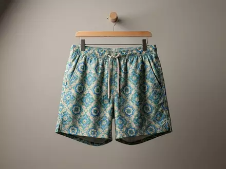 Fotorealistische Studioaufnahme von Badeshorts zum Thema Speedo Herren Watershort Allover, klare Lichtfuehrung - Foto: THN