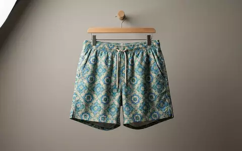 Fotorealistische Studioaufnahme von Badeshorts zum Thema Speedo Herren Watershort Allover, klare Lichtfuehrung - Foto: THN