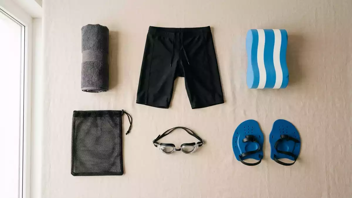 Flatlay-Arrangement rund um Jammer Schwimmhose mit passenden Requisiten von oben
