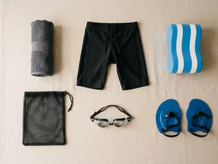 Flatlay-Arrangement rund um Jammer Schwimmhose zum Thema Speedo Herren Jammer Endurance+, weiches Oberlicht - Foto: THN