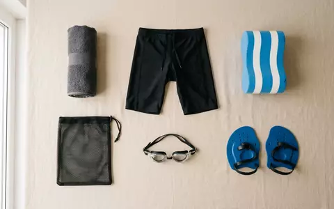 Flatlay-Arrangement rund um Jammer Schwimmhose zum Thema Speedo Herren Jammer Endurance+, weiches Oberlicht - Foto: THN