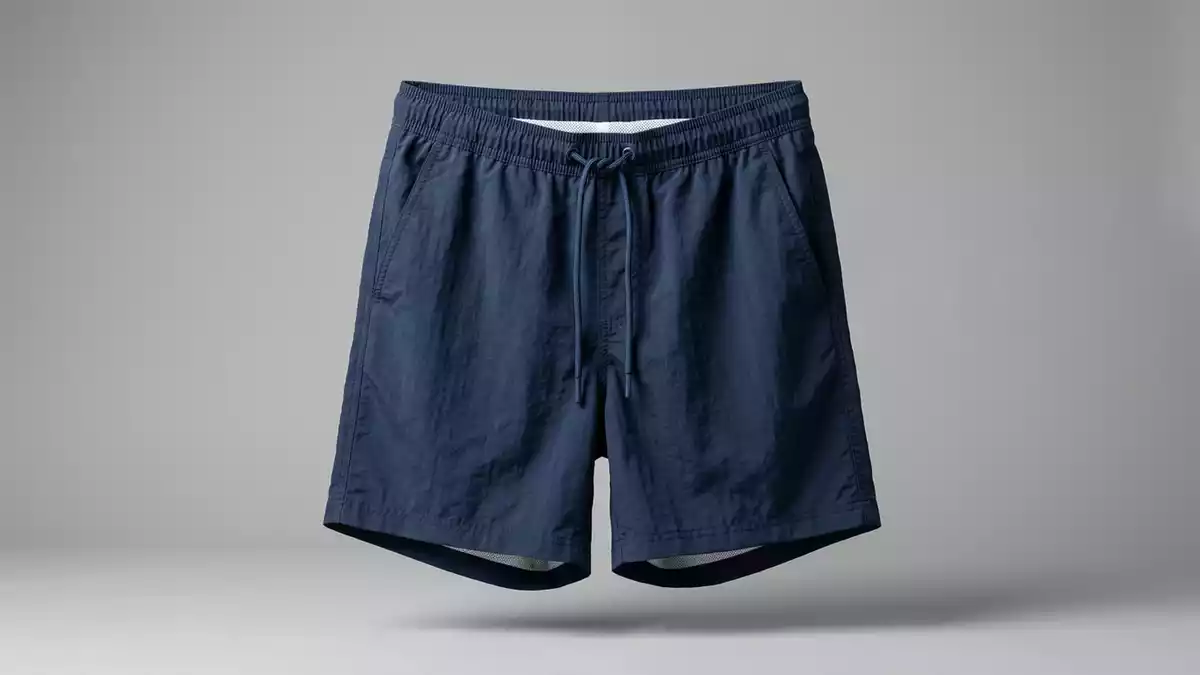 Fotorealistische Studioansicht von Badeshorts in neutraler Produktdarstellung, neutral