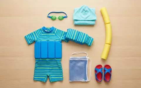 Flatlay-Arrangement rund um Kinder Schwimmanzug zum Thema Speedo Kinder Seasquad Float, weiches Oberlicht - Foto: THN