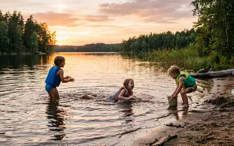 Fotorealistische Aufnahme von Kinder Schwimmanzug am Seeufer zum Thema Speedo Kinder Seasquad Float, warmes Abendlicht - Foto: THN