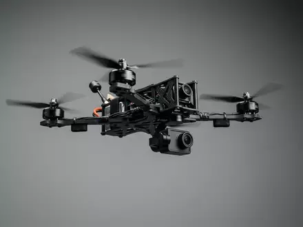 Fotorealistische Studioaufnahme von Kameradrohne zum Thema DJI FPV Combo, klare Lichtfuehrung, sachlich dargestellt - Foto: THN