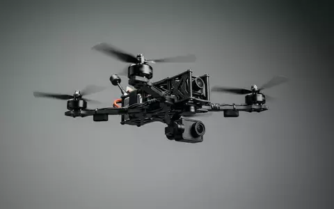 Fotorealistische Studioaufnahme von Kameradrohne zum Thema DJI FPV Combo, klare Lichtfuehrung, sachlich dargestellt - Foto: THN