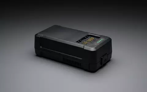 Fotorealistische Studioaufnahme von Drohnenakku zum Thema DJI Intelligent Flight Battery, klare Lichtfuehrung - Foto: THN