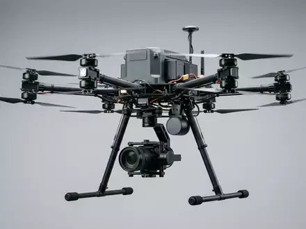 Fotorealistische Studioaufnahme von Kameradrohne zum Thema DJI Phantom 4 RTK, klare Lichtfuehrung - Foto: THN