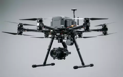 Fotorealistische Studioaufnahme von Kameradrohne zum Thema DJI Phantom 4 RTK, klare Lichtfuehrung - Foto: THN