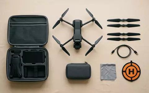Flatlay-Arrangement rund um Kameradrohne zum Thema DJI Phantom 4 RTK, weiches Oberlicht - Foto: THN