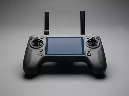 Fotorealistische Studioaufnahme von Drohnensteuerung zum Thema DJI RC 2 Fernsteuerung, klare Lichtfuehrung - Foto: THN
