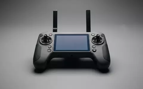 Fotorealistische Studioaufnahme von Drohnensteuerung zum Thema DJI RC 2 Fernsteuerung, klare Lichtfuehrung - Foto: THN