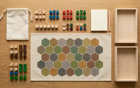 Flatlay-Arrangement rund um Strategiespiel zum Thema Risiko, weiches Oberlicht, sachlich dargestellt, markenneutral - Foto: THN